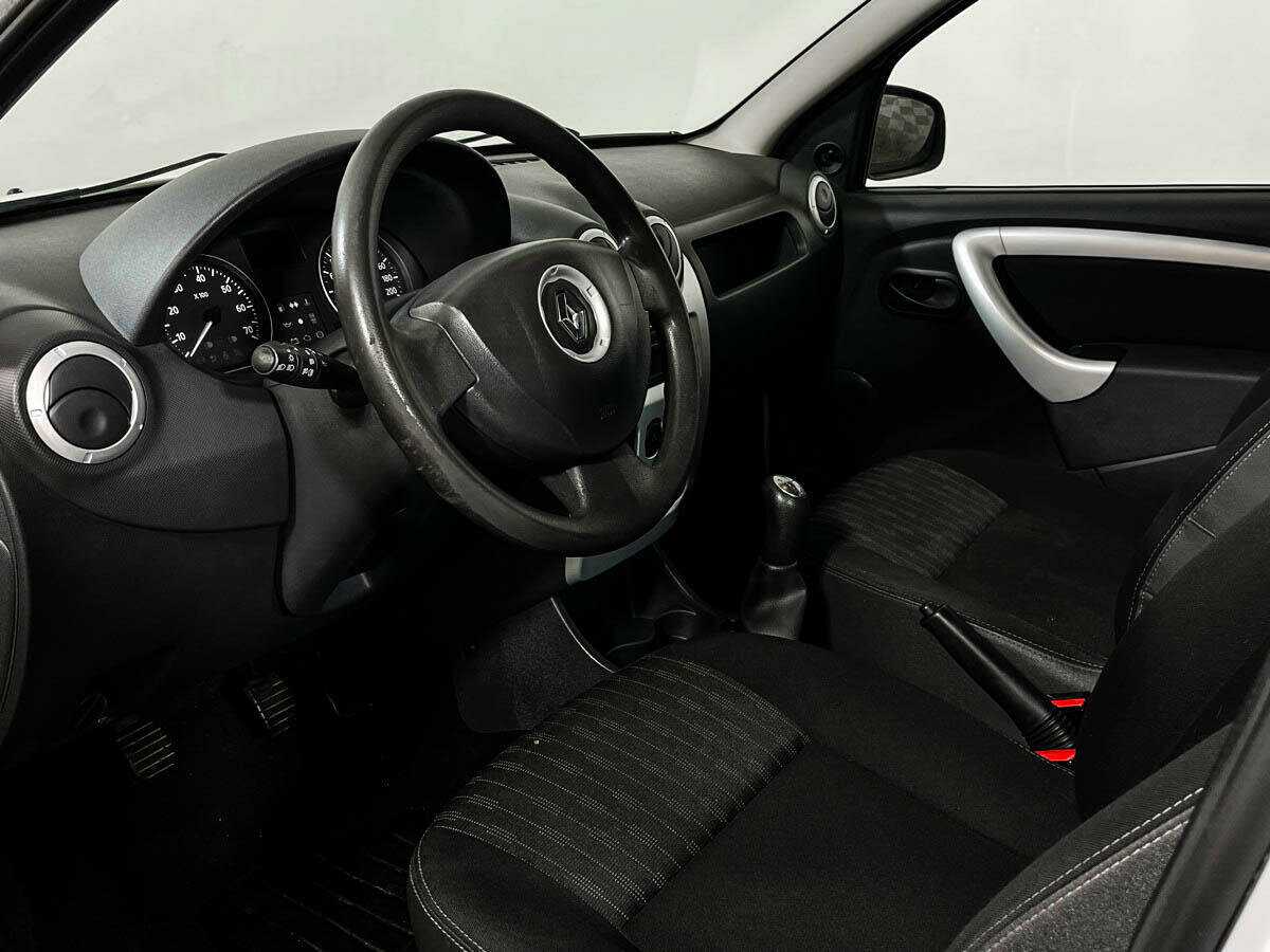 Renault Sandero с пробегом — 2013 год. Фото: #5
