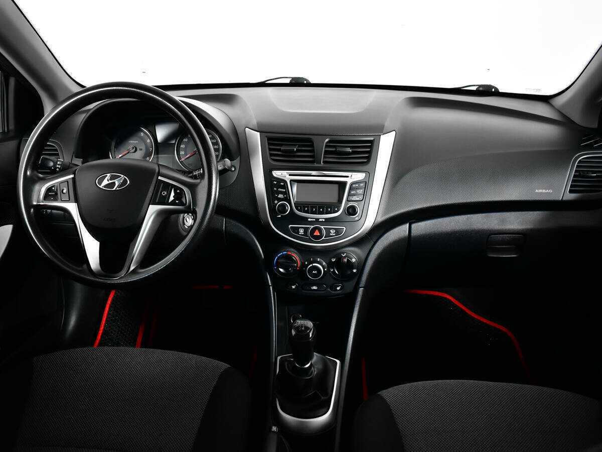 Hyundai Solaris с пробегом — 2012 год. Фото: #11