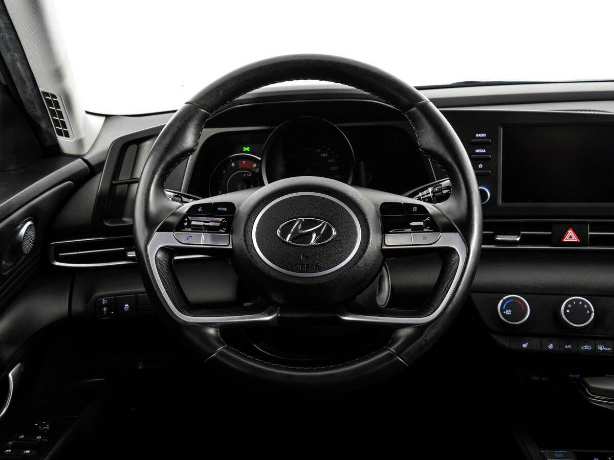 Hyundai Elantra с пробегом — 2021 год. Фото: #12