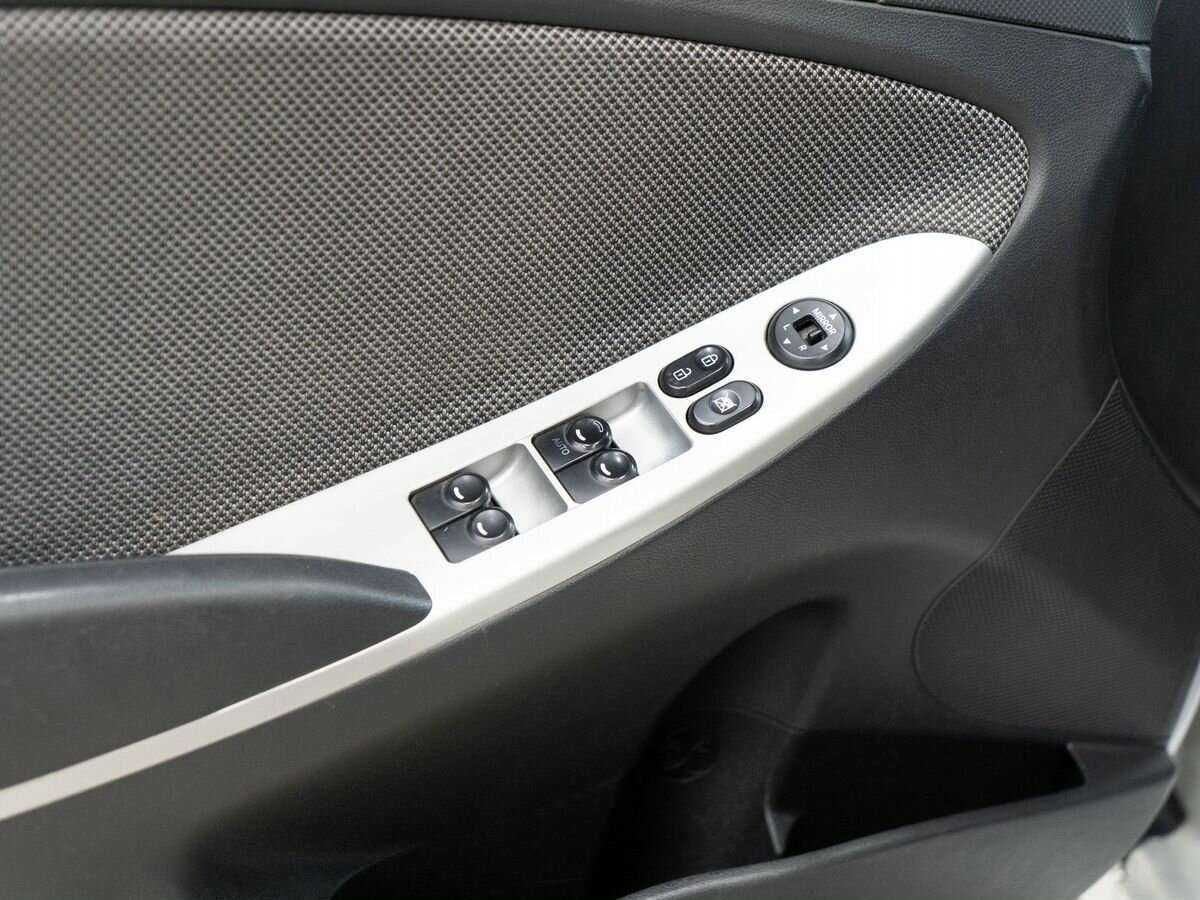 Hyundai Solaris с пробегом — 2013 год. Фото: #10
