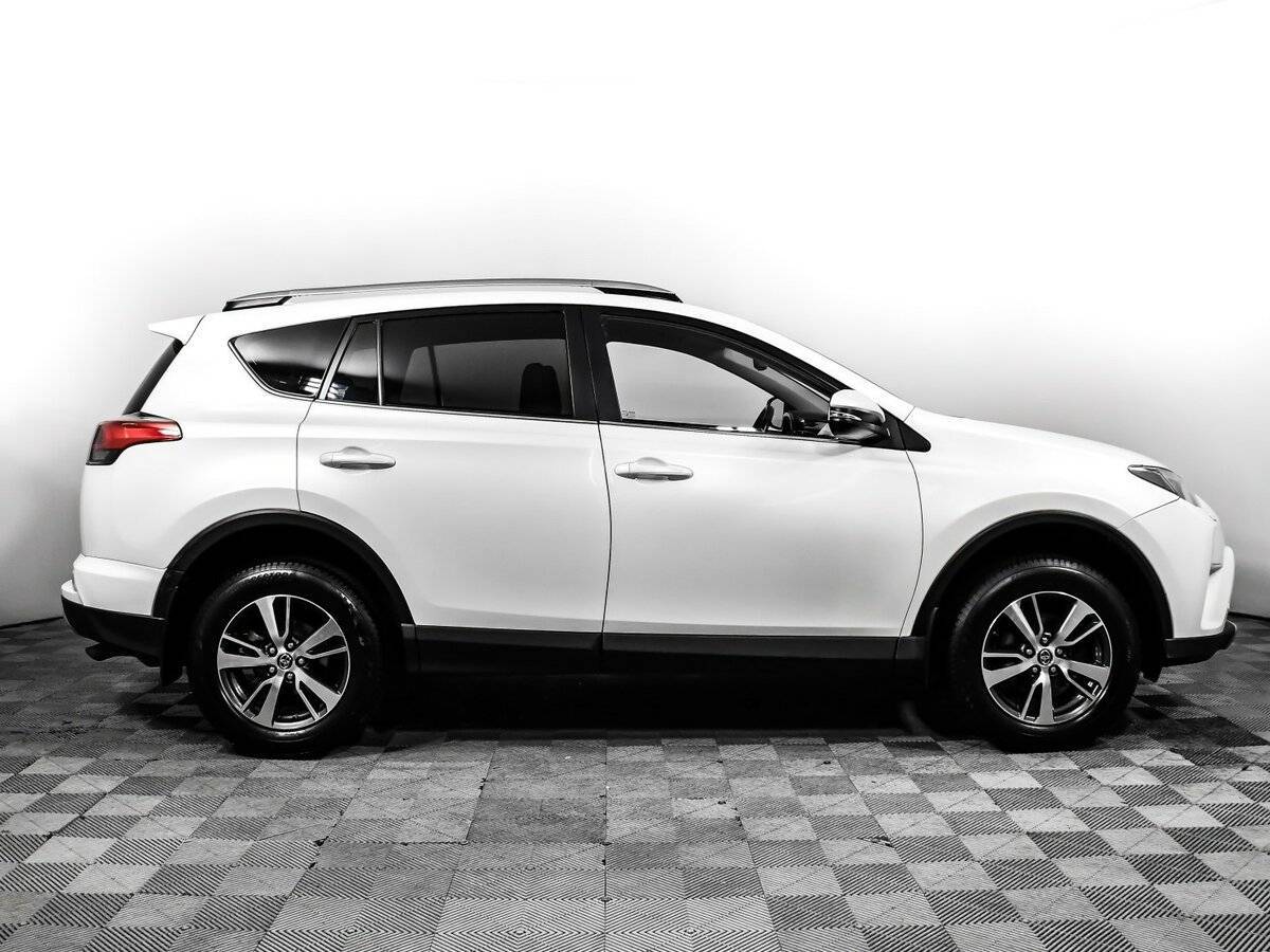Toyota RAV4 с пробегом — 2017 год. Фото: #3