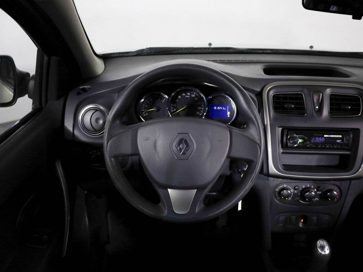 Renault Logan с пробегом — 2015 год. Фото: #9