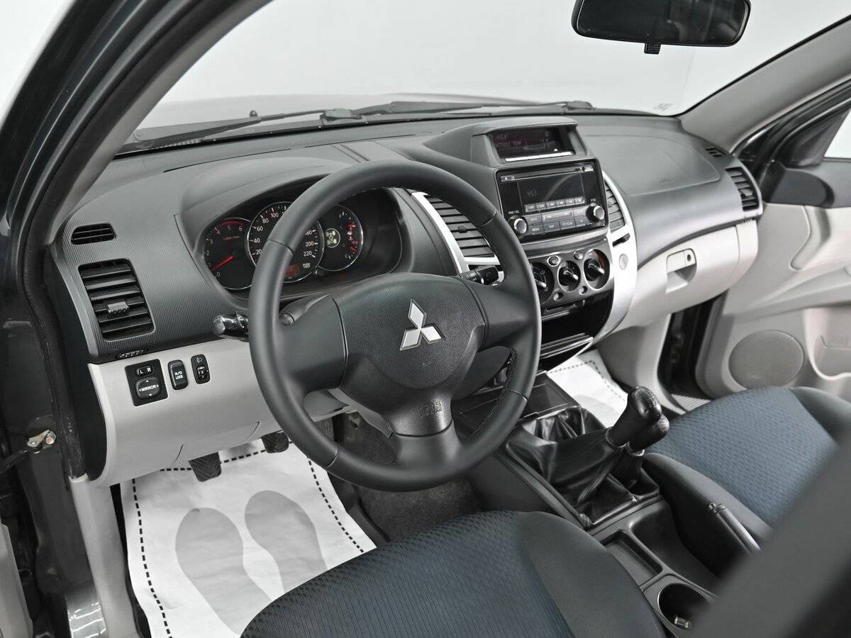 Mitsubishi Pajero Sport с пробегом — 2014 год. Фото: #7