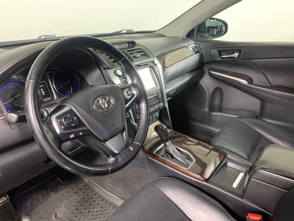 Toyota Camry с пробегом — 2016 год. Фото: #9