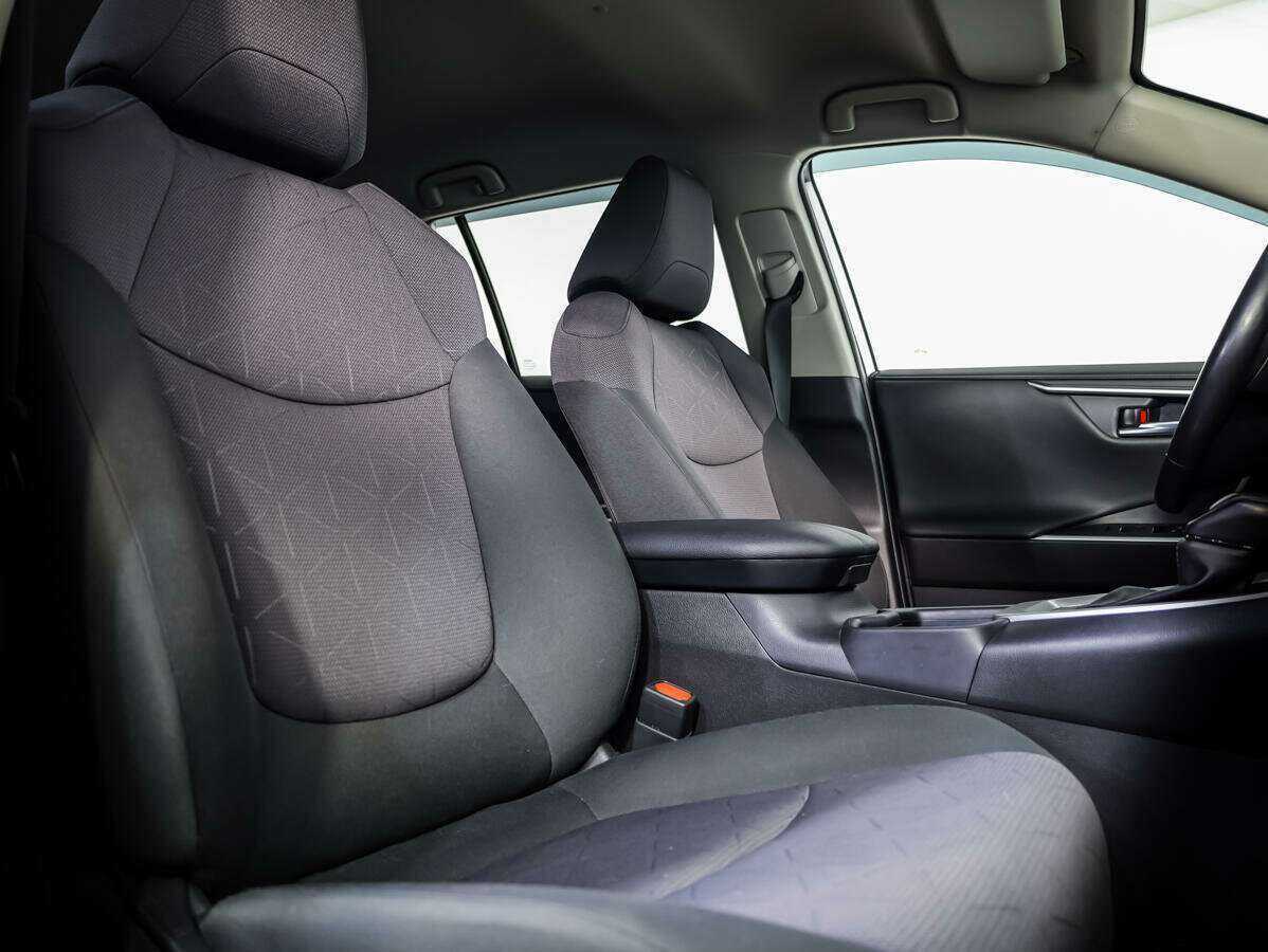 Toyota RAV4 с пробегом — 2020 год. Фото: #9