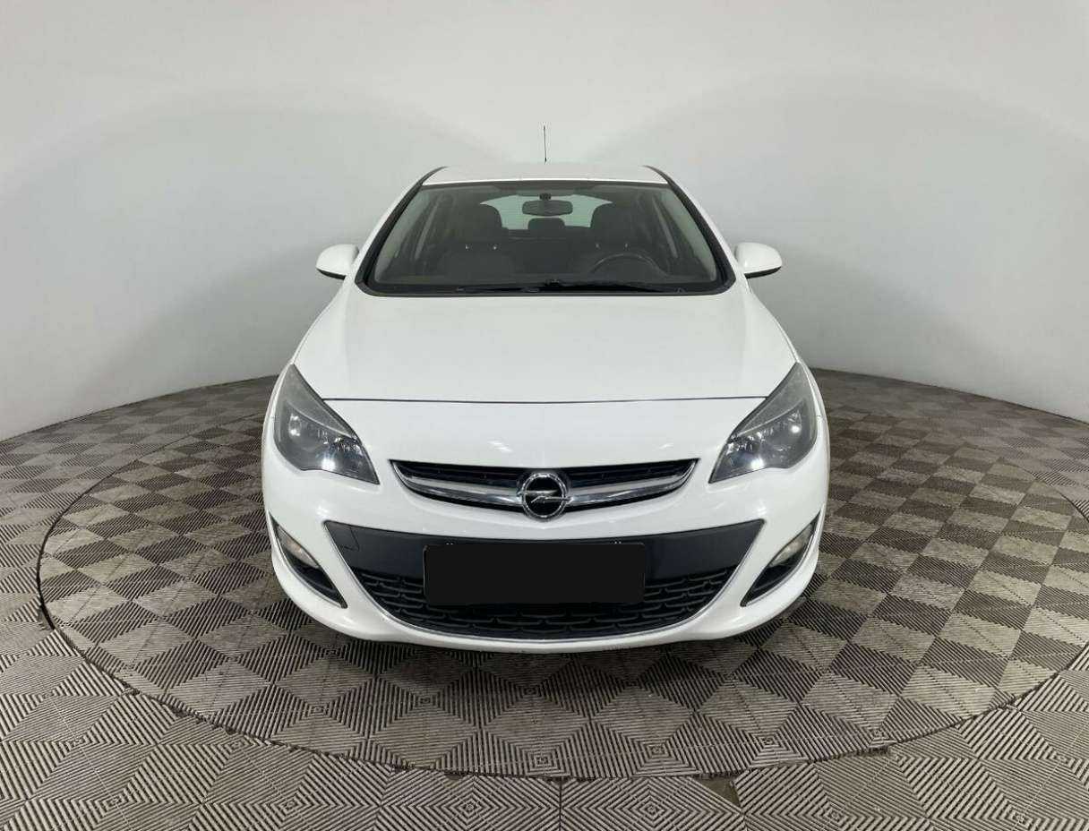 Opel Astra с пробегом — 2013 год. Фото: #1