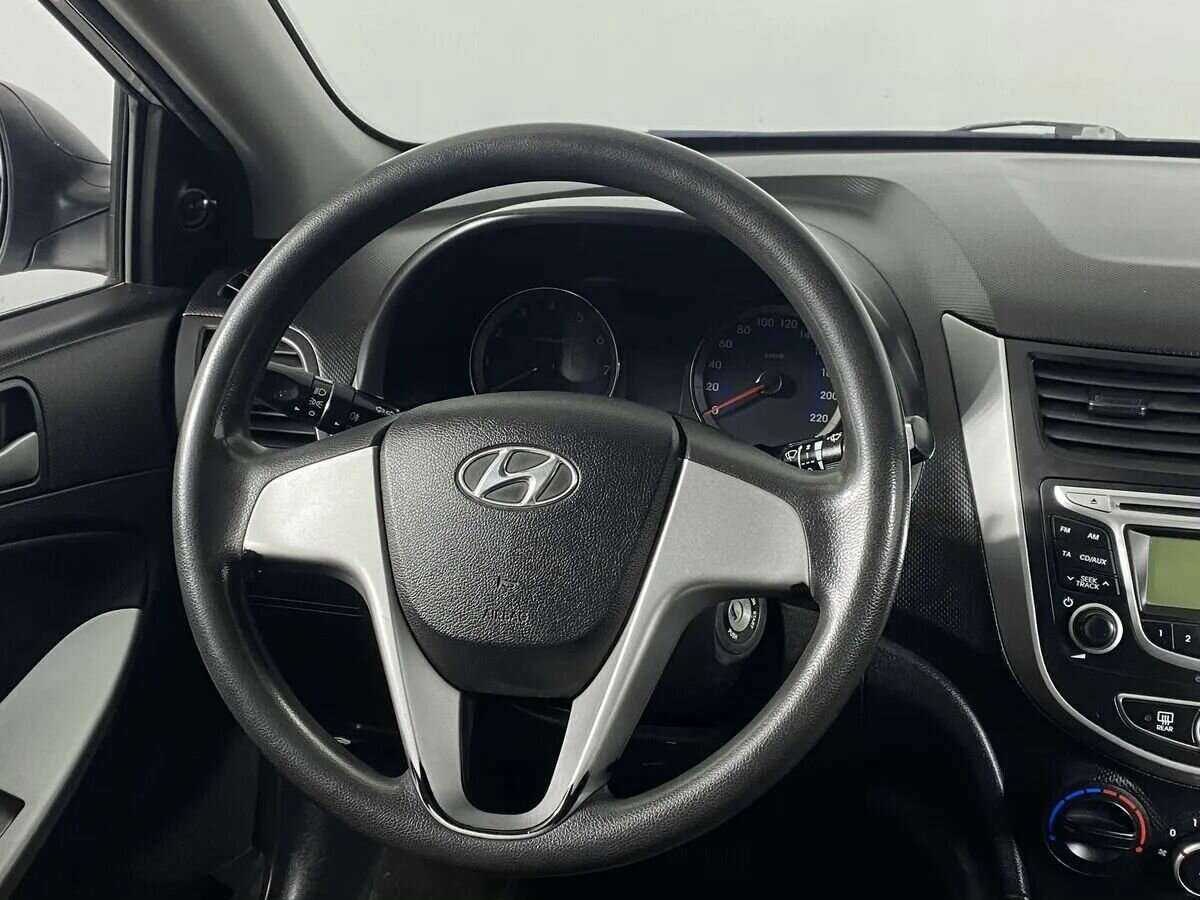 Hyundai Solaris с пробегом — 2014 год. Фото: #10