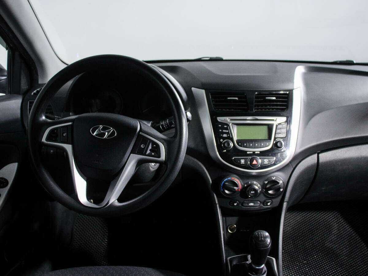 Hyundai Solaris с пробегом — 2012 год. Фото: #9
