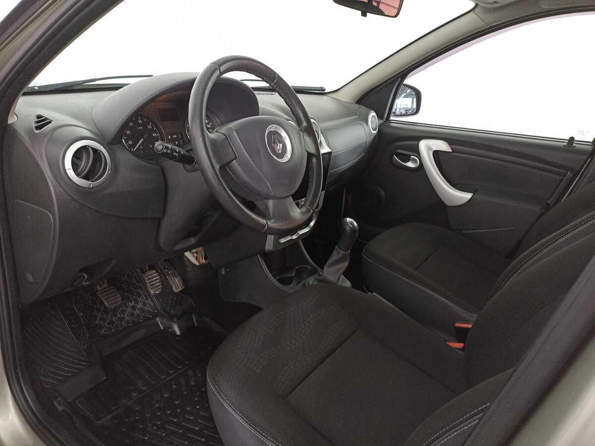 Renault Sandero с пробегом — 2014 год. Фото: #15
