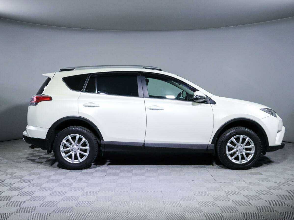 Toyota RAV4 с пробегом — 2017 год. Фото: #3