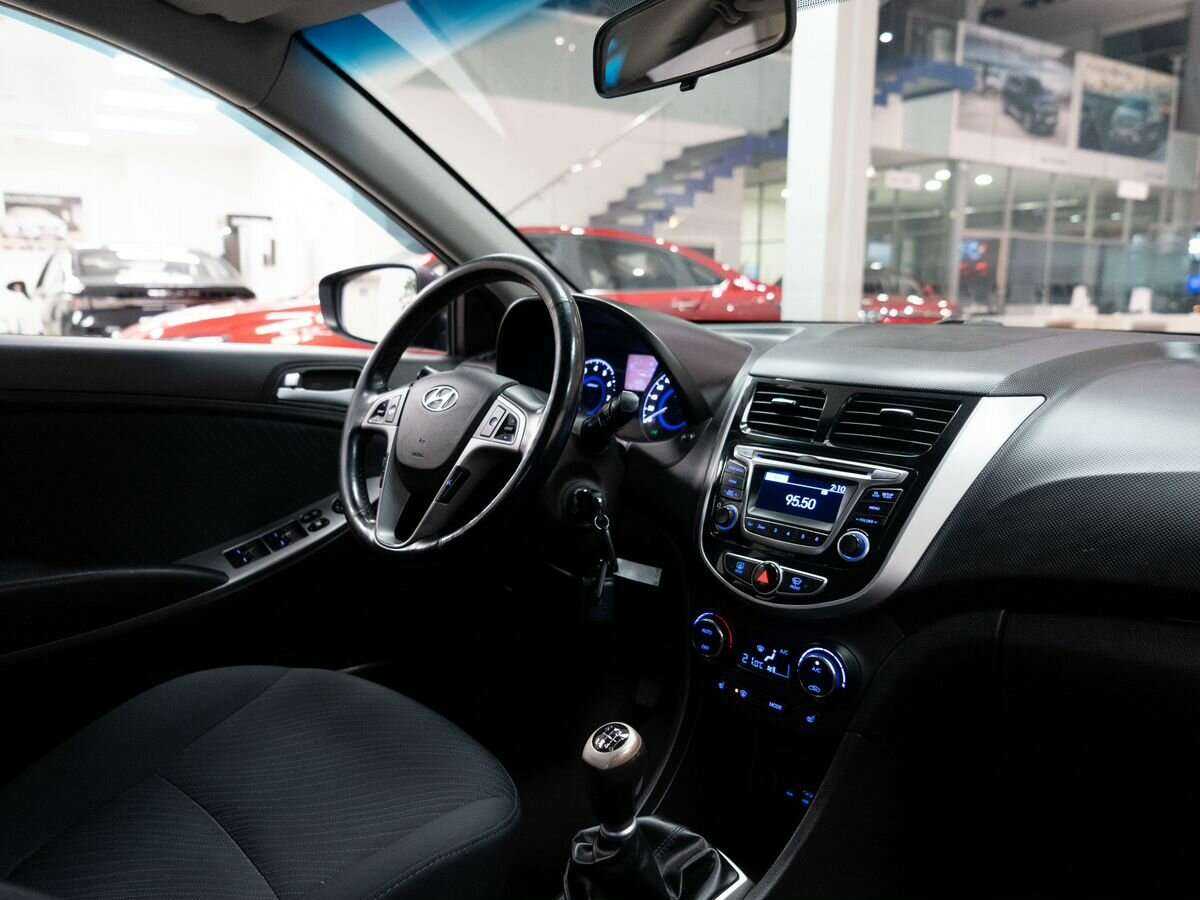 Hyundai Solaris с пробегом — 2015 год. Фото: #15