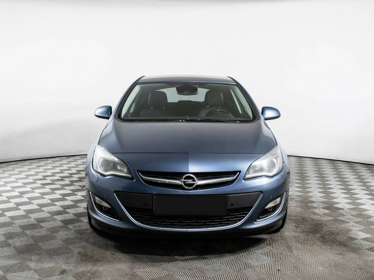 Opel Astra с пробегом — 2013 год. Фото: #1