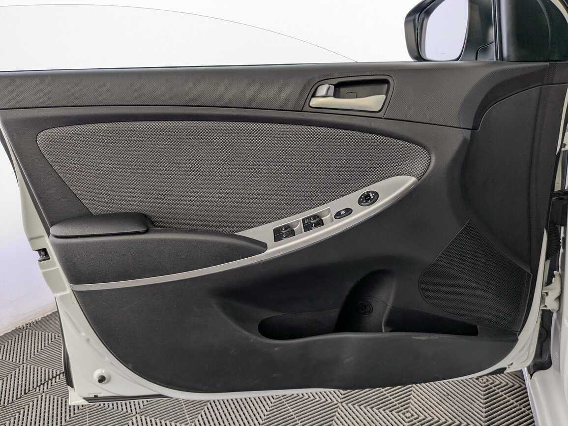 Hyundai Solaris с пробегом — 2013 год. Фото: #15