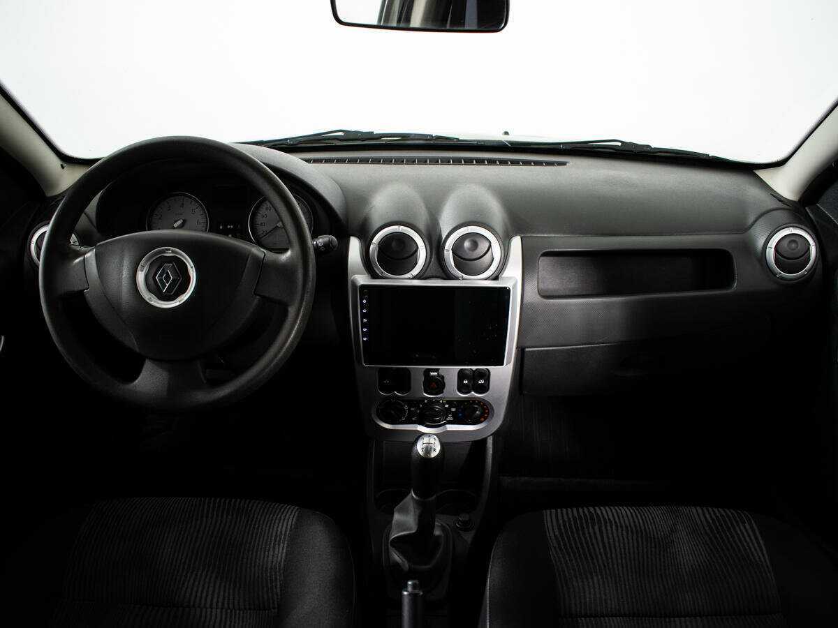 Renault Sandero с пробегом — 2013 год. Фото: #9