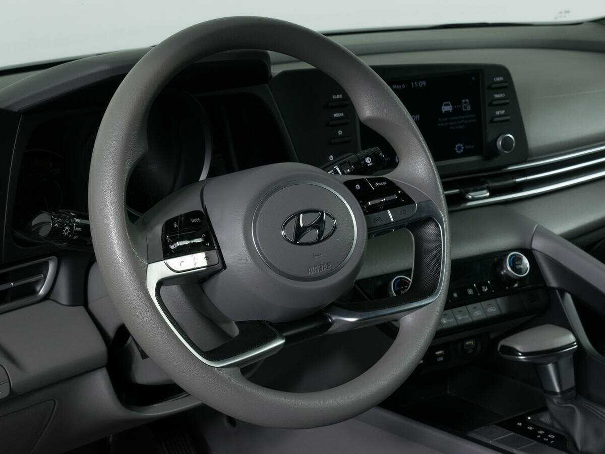 Hyundai Elantra с пробегом — 2021 год. Фото: #13