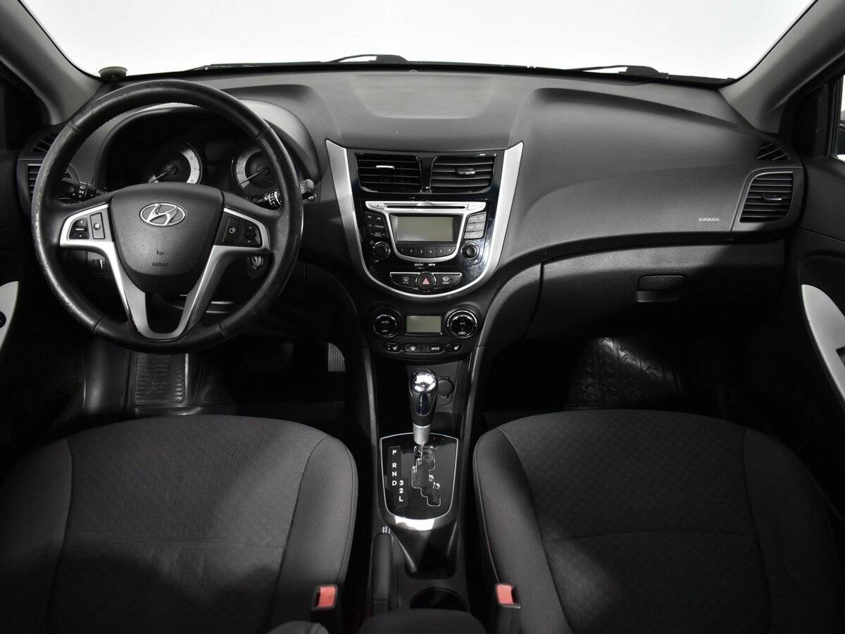 Hyundai Solaris с пробегом — 2012 год. Фото: #9