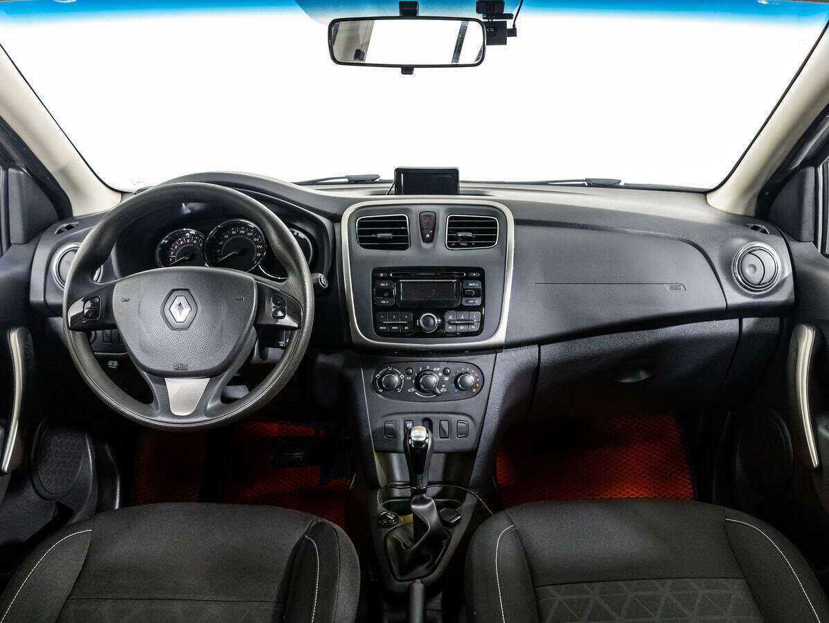 Renault Sandero с пробегом — 2015 год. Фото: #11