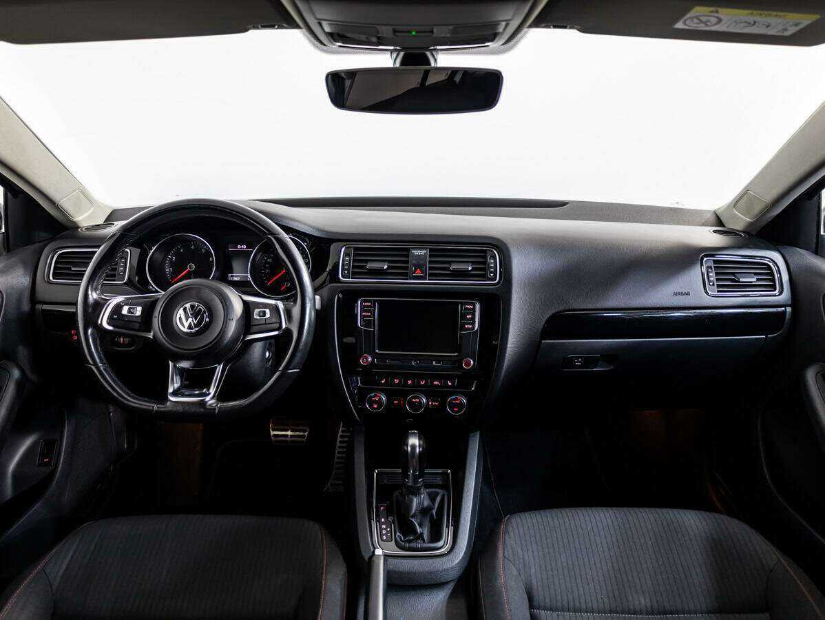 Volkswagen Jetta с пробегом — 2017 год. Фото: #8