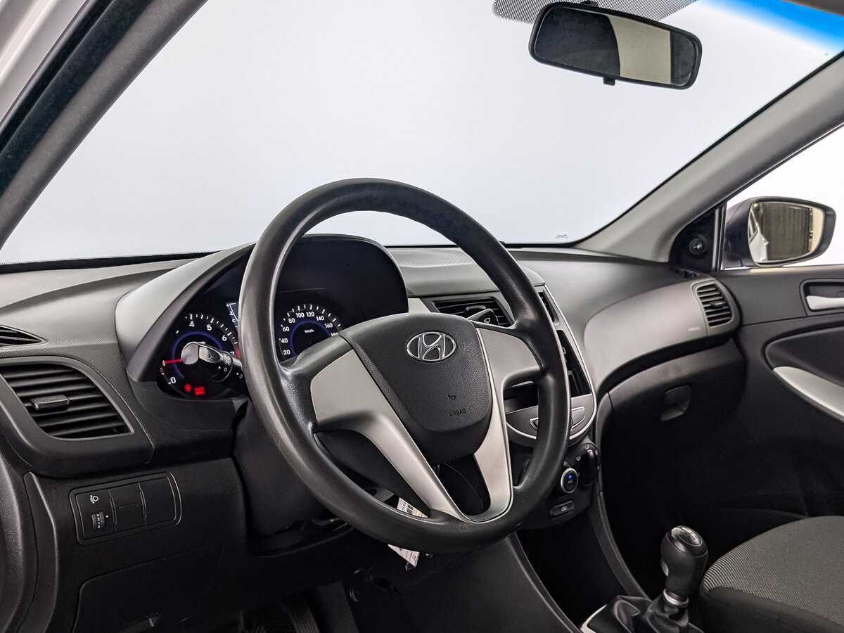 Hyundai Solaris с пробегом — 2014 год. Фото: #10