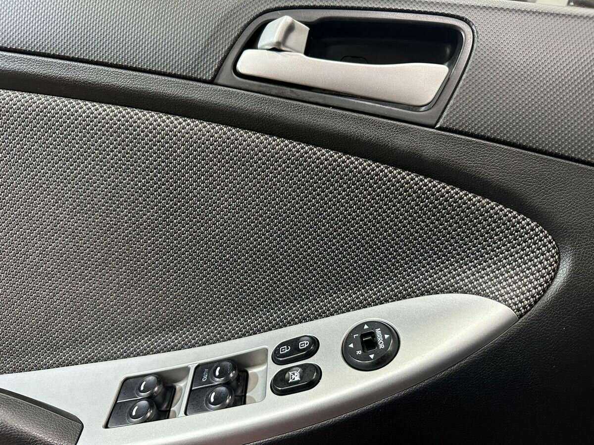 Hyundai Solaris с пробегом — 2013 год. Фото: #13