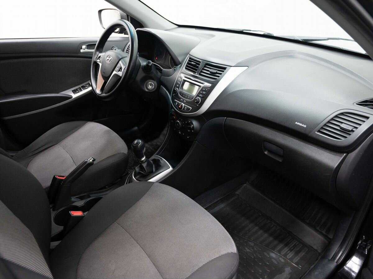 Hyundai Solaris с пробегом — 2013 год. Фото: #10