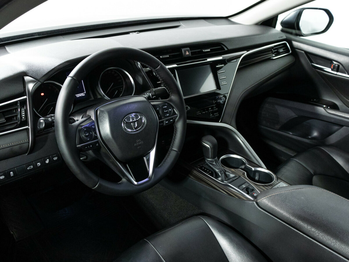 Toyota Camry с пробегом — 2019 год. Фото: #10