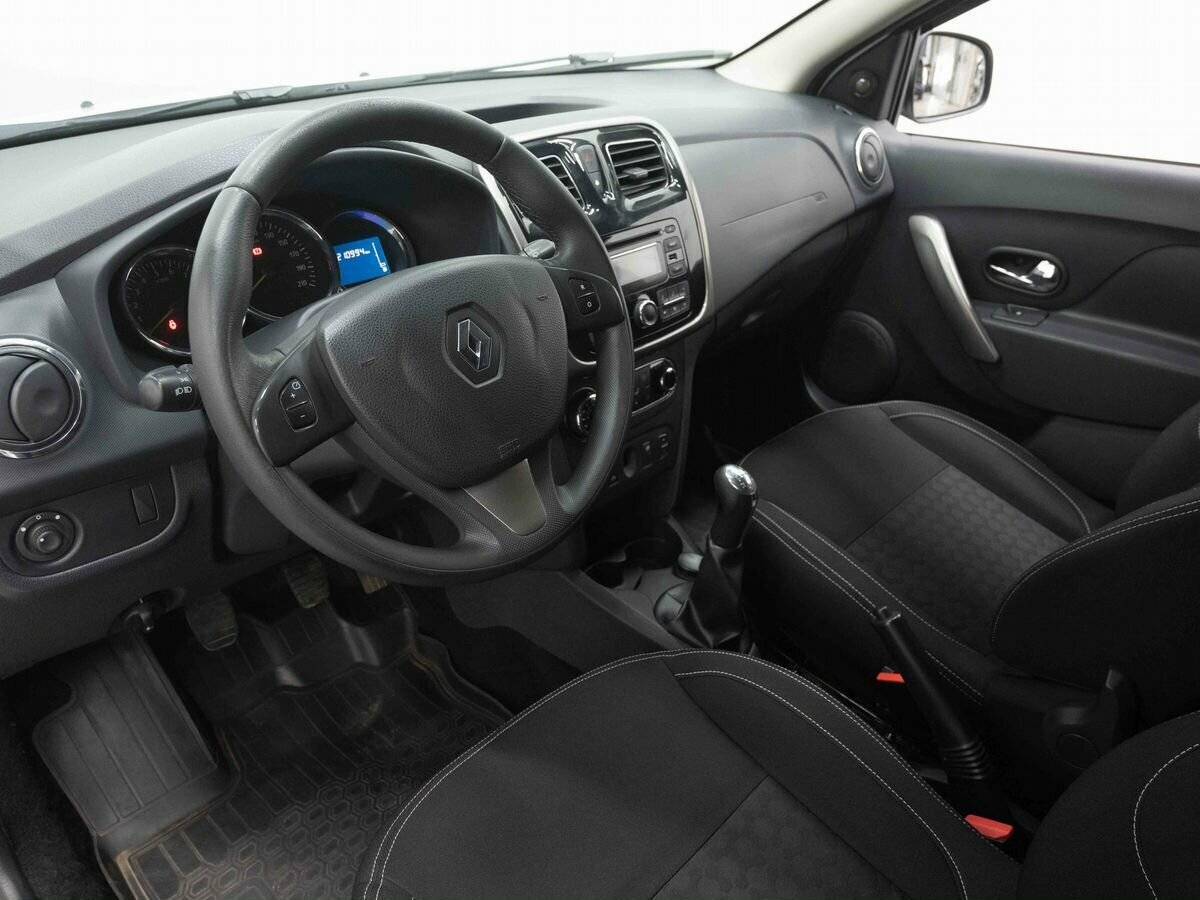 Renault Sandero с пробегом — 2016 год. Фото: #6