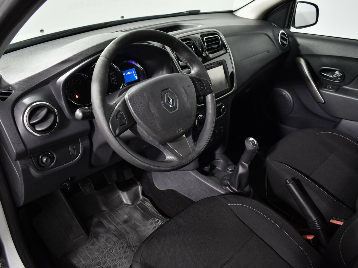 Renault Sandero с пробегом — 2016 год. Фото: #8