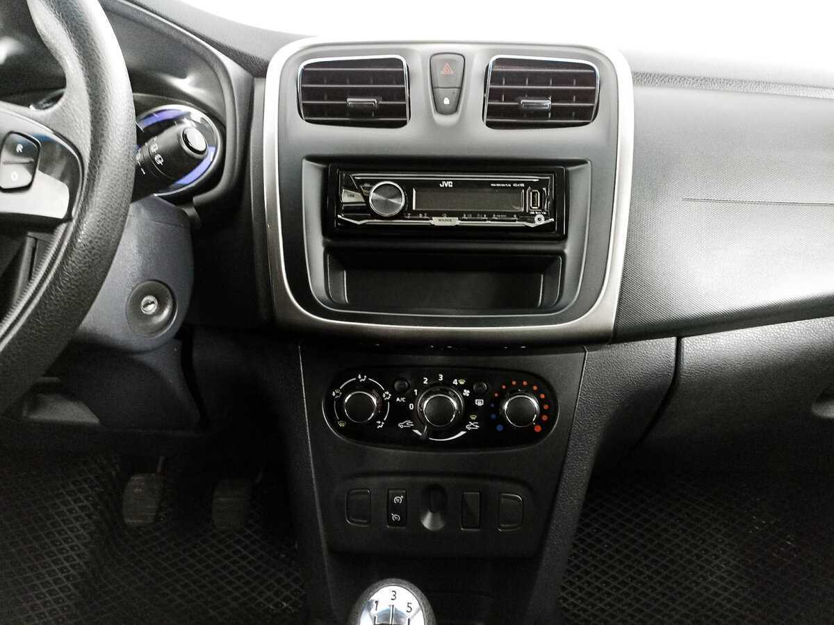 Renault Sandero с пробегом — 2017 год. Фото: #12