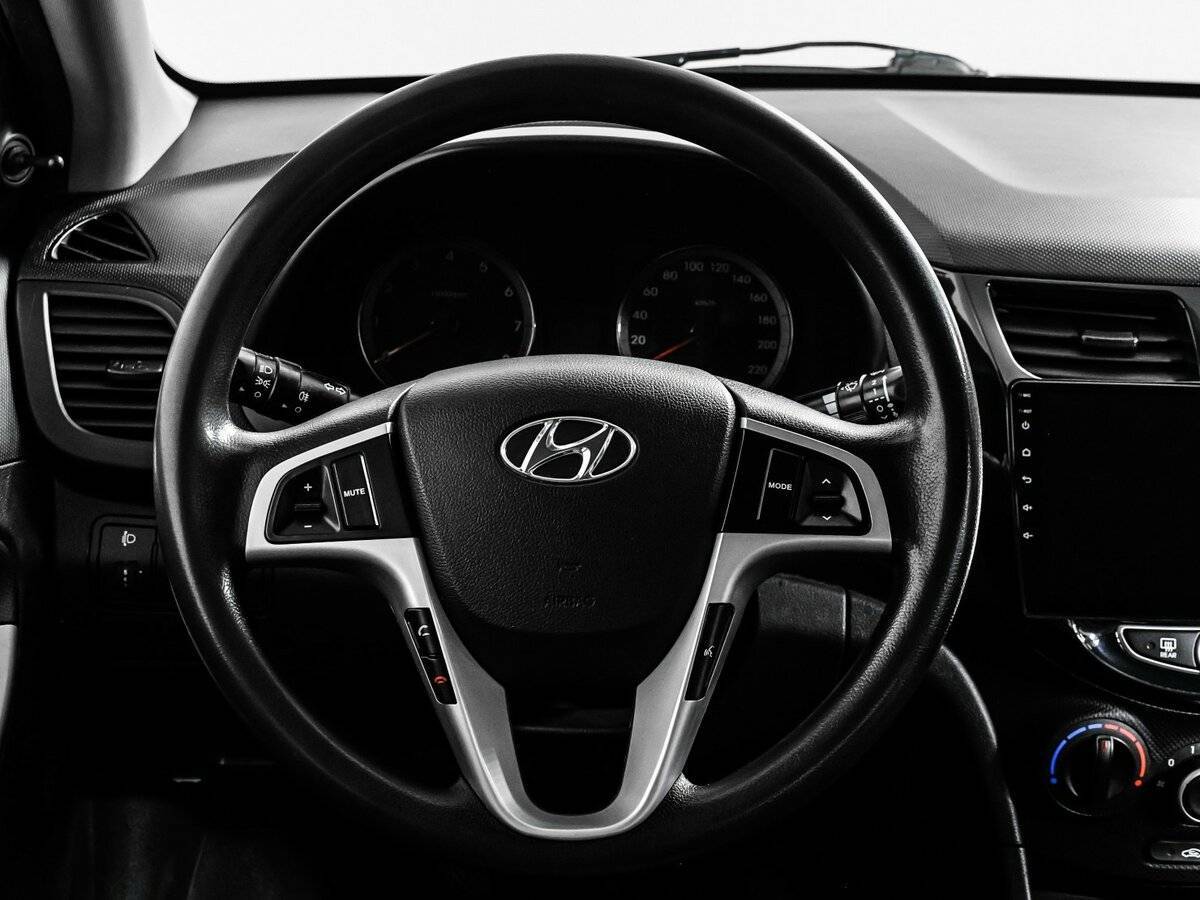 Hyundai Solaris с пробегом — 2012 год. Фото: #11
