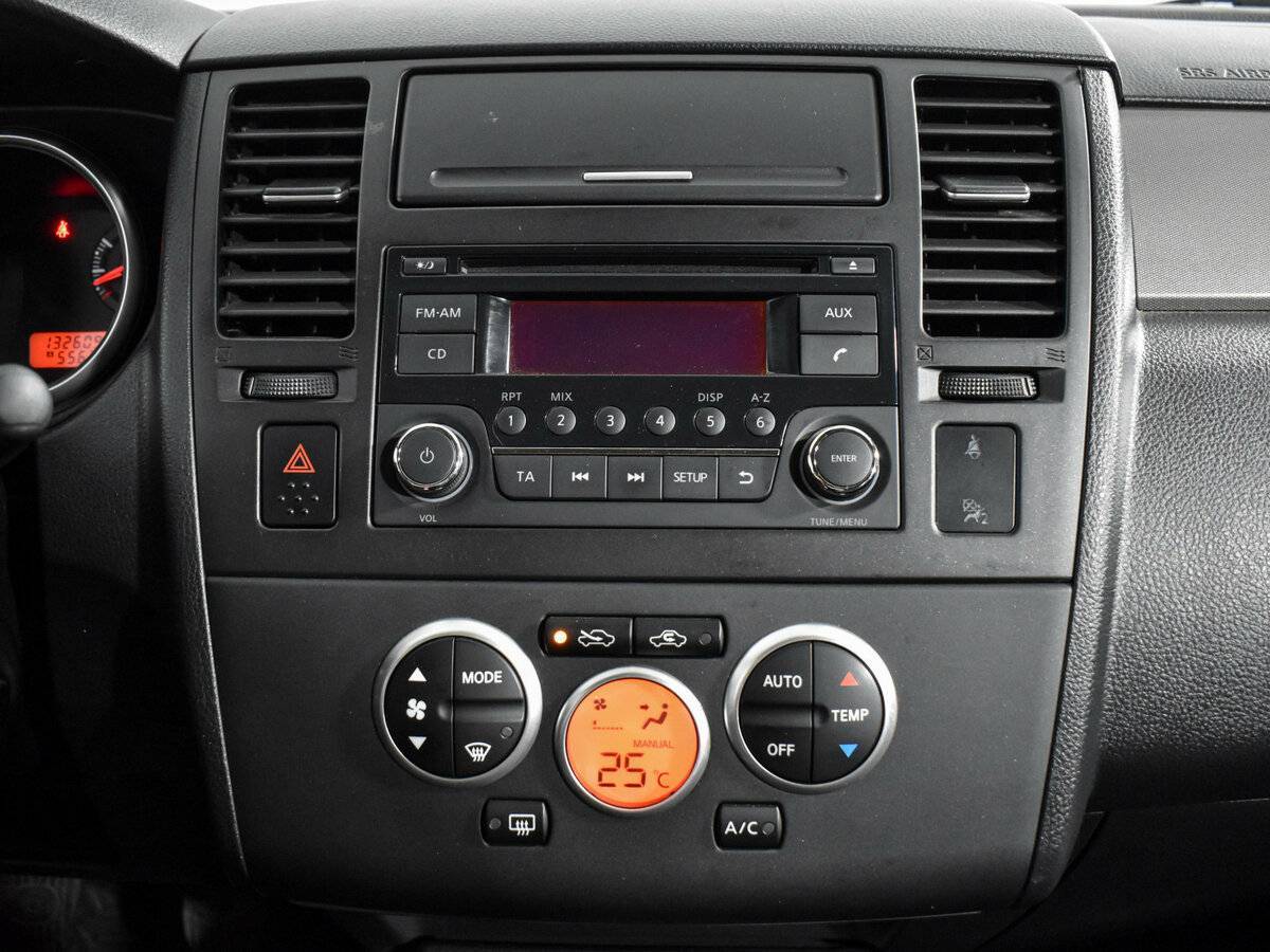 Nissan Tiida с пробегом — 2013 год. Фото: #13