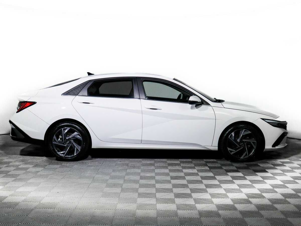 Hyundai Elantra с пробегом — 2023 год. Фото: #3