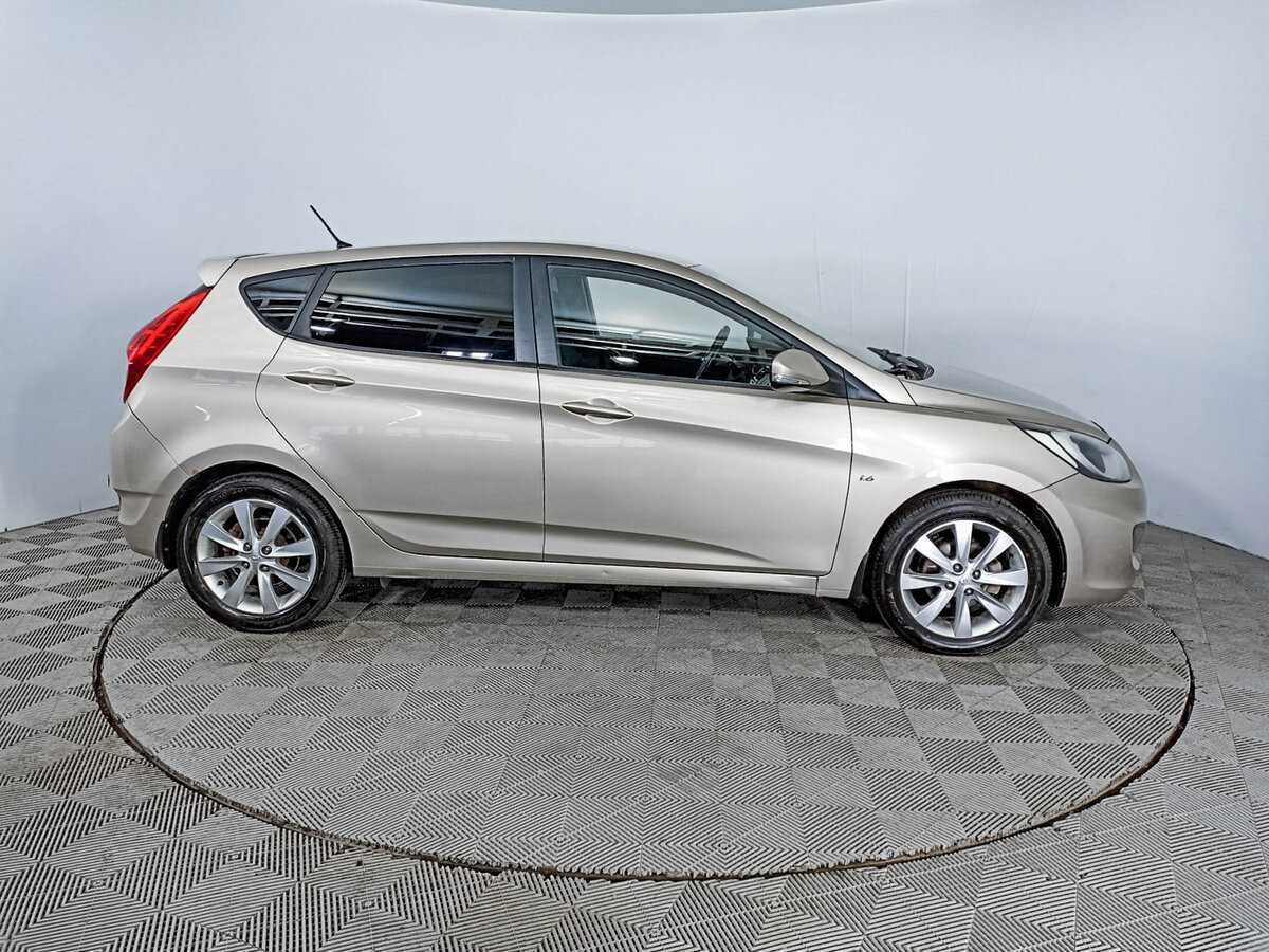 Hyundai Solaris с пробегом — 2012 год. Фото: #3