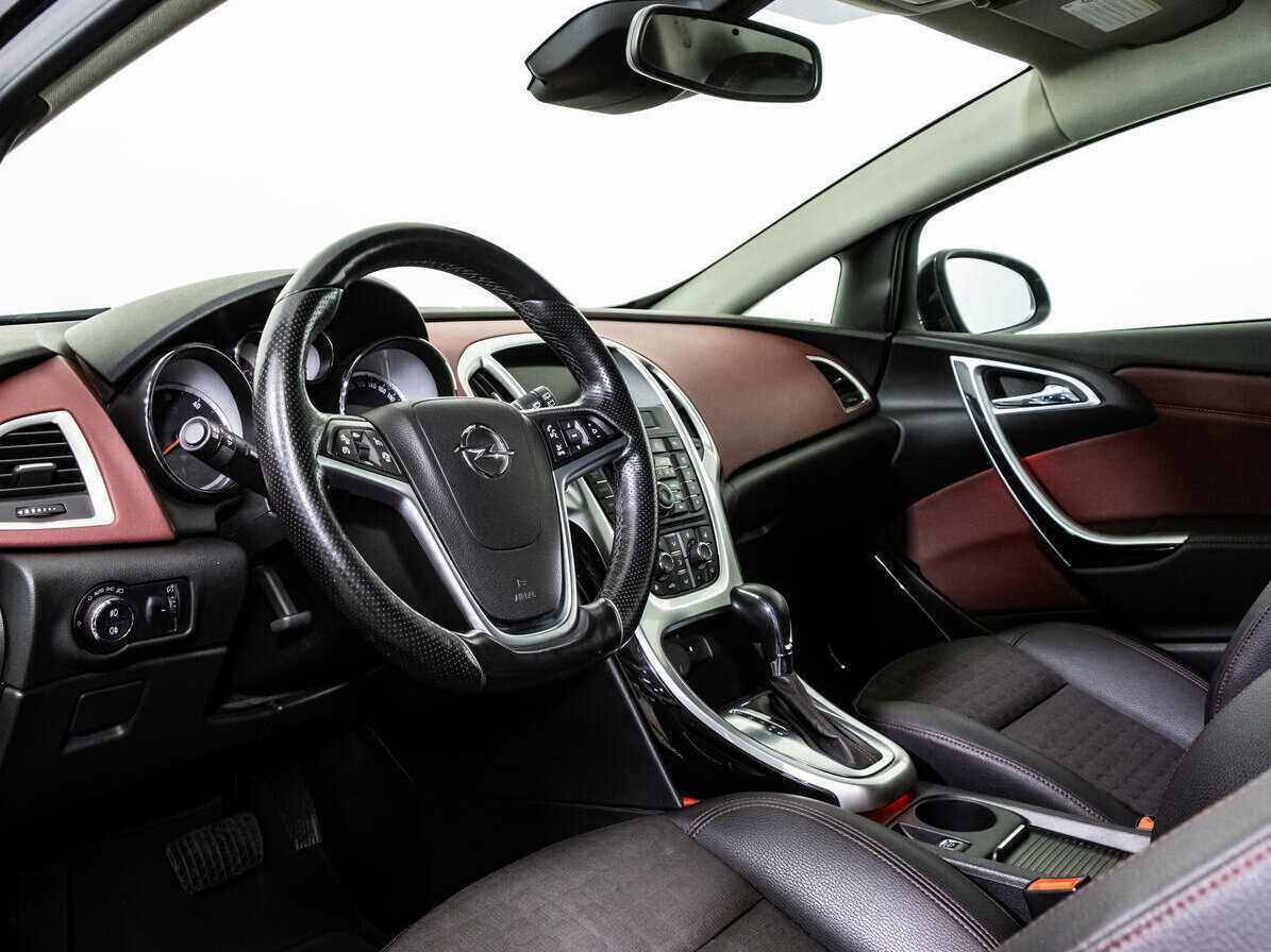 Opel Astra с пробегом — 2013 год. Фото: #10