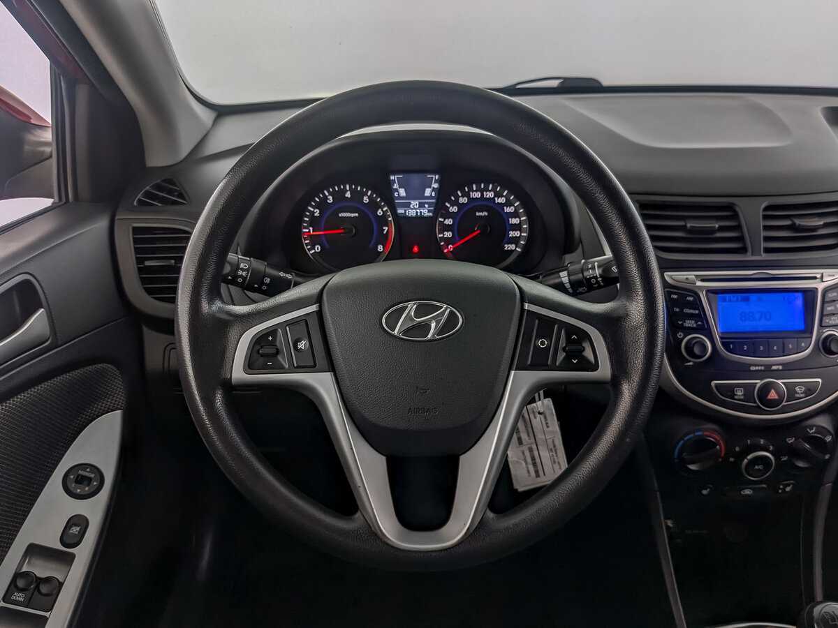 Hyundai Solaris с пробегом — 2012 год. Фото: #16