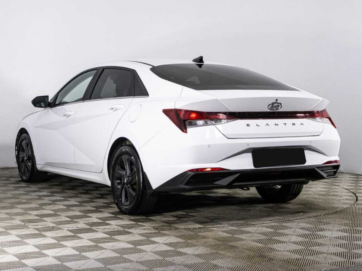 Hyundai Elantra с пробегом — 2021 год. Фото: #6