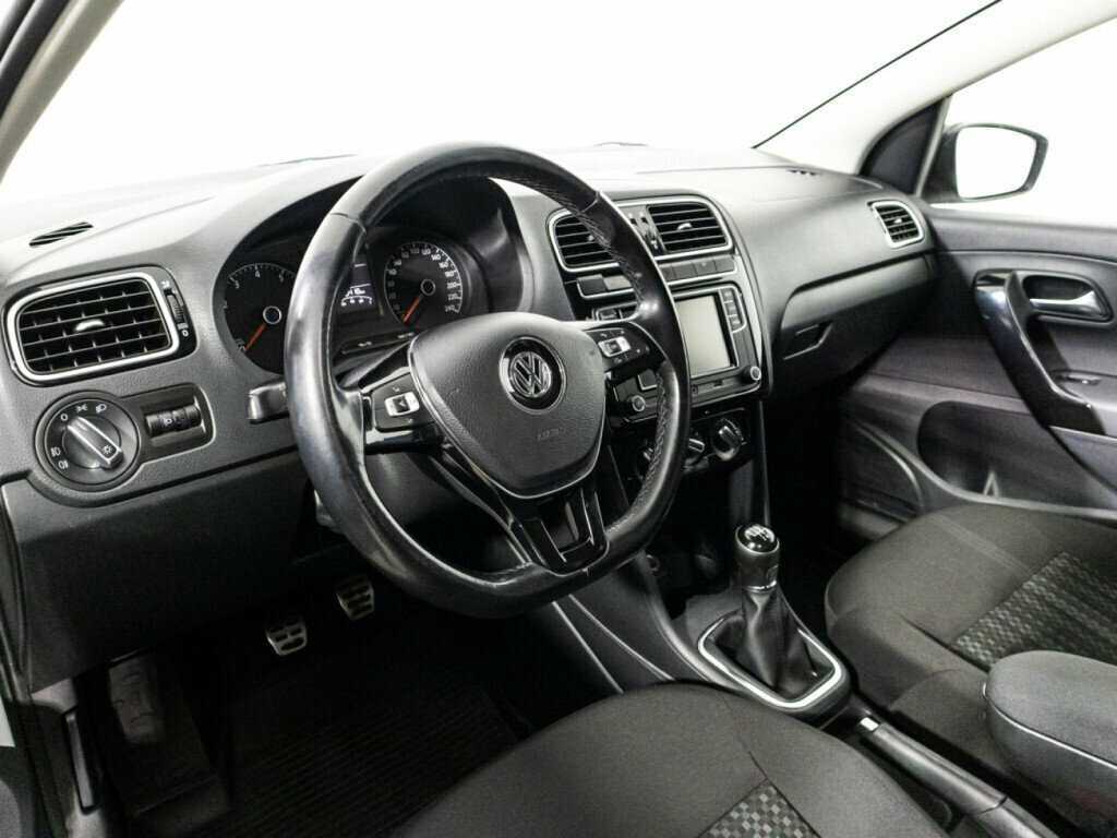 Volkswagen Polo с пробегом — 2015 год. Фото: #10