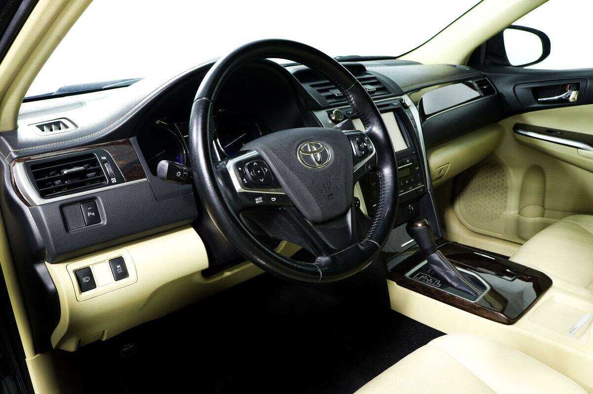 Toyota Camry с пробегом — 2017 год. Фото: #12
