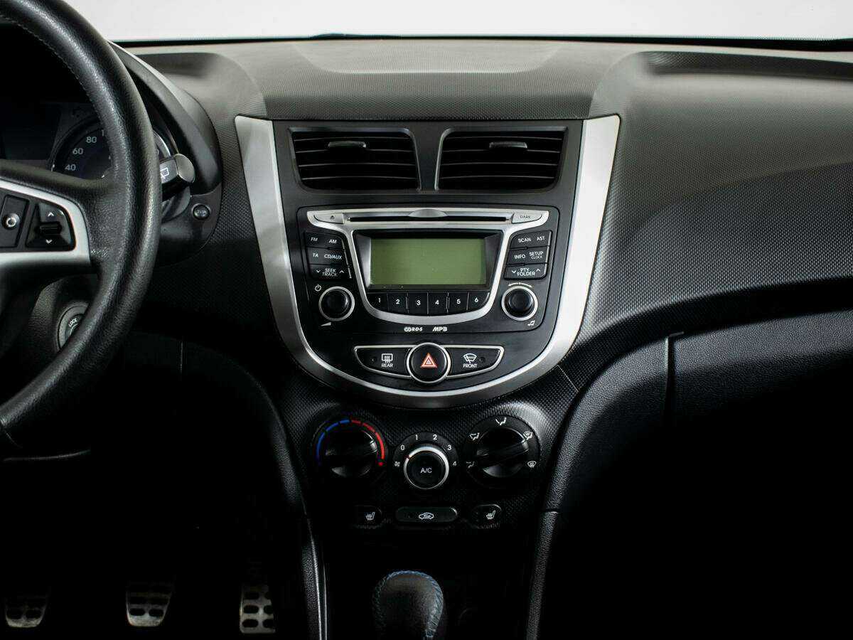 Hyundai Solaris с пробегом — 2012 год. Фото: #8