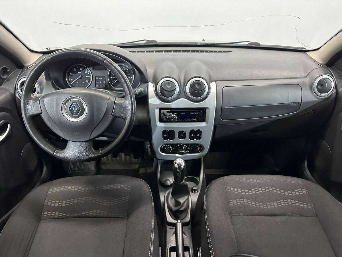 Renault Sandero с пробегом — 2012 год. Фото: #9
