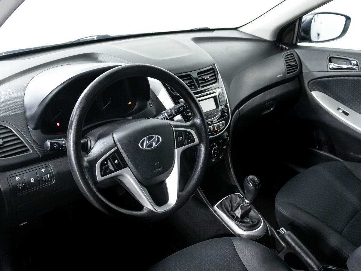 Hyundai Solaris с пробегом — 2012 год. Фото: #9