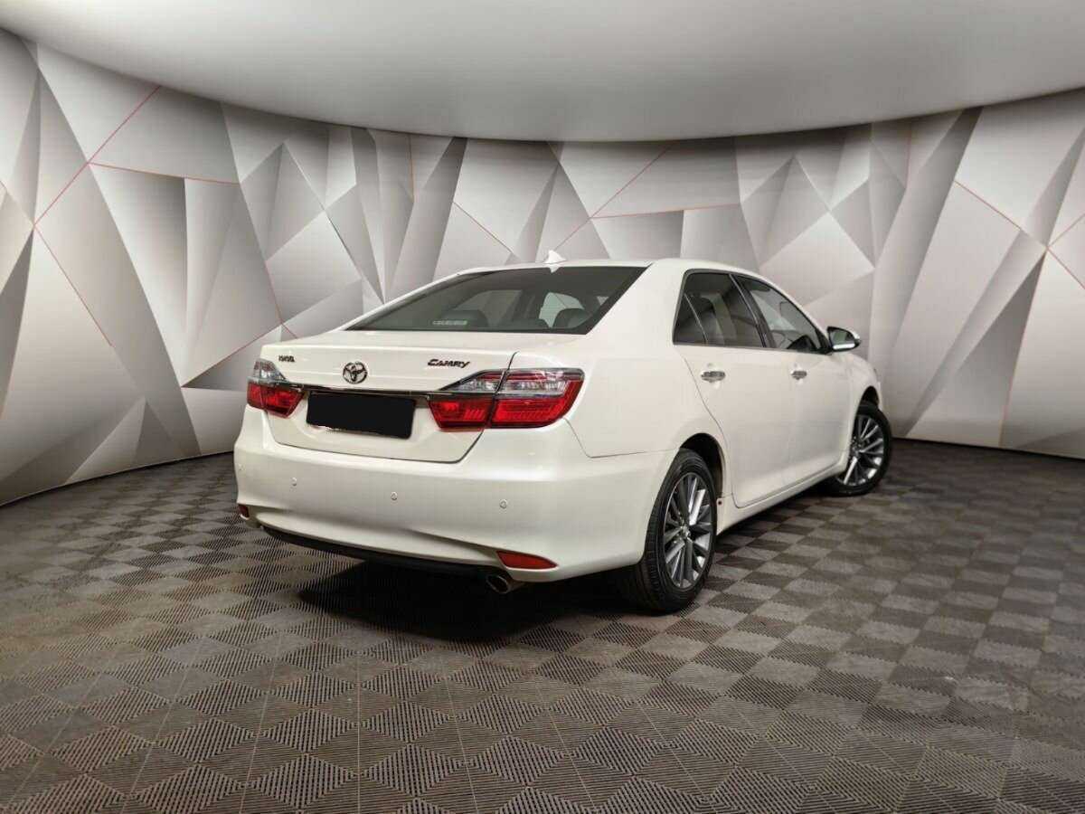 Toyota Camry с пробегом — 2017 год. Фото: #1