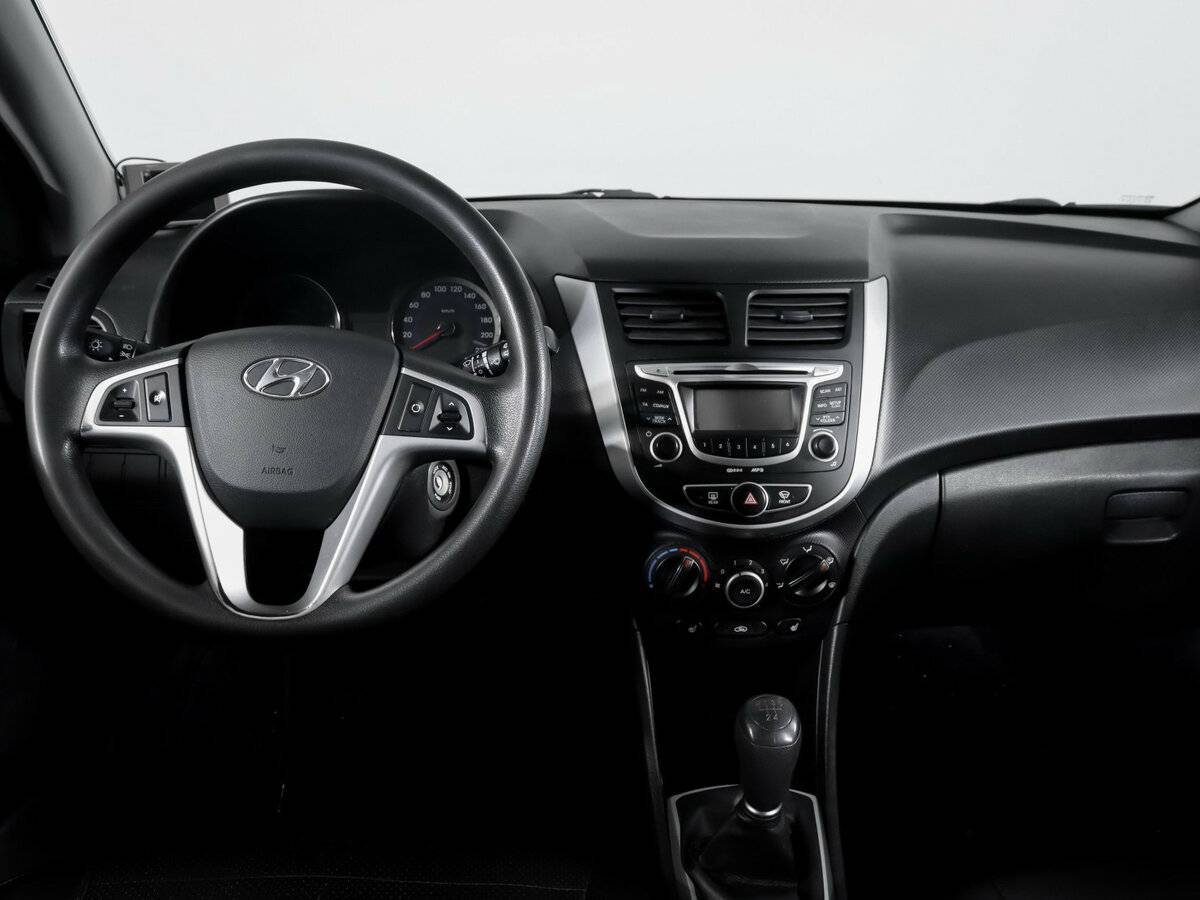 Hyundai Solaris с пробегом — 2013 год. Фото: #9