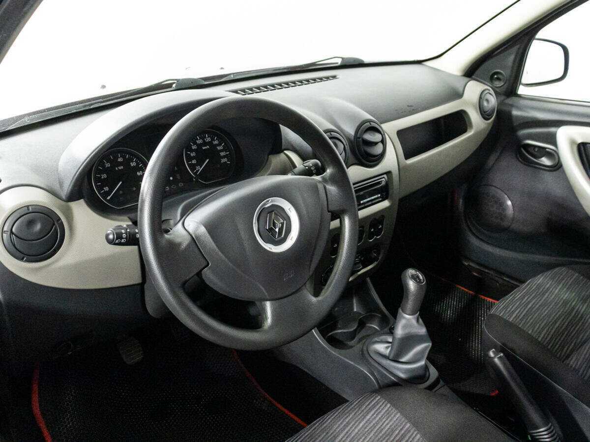 Renault Sandero с пробегом — 2012 год. Фото: #10
