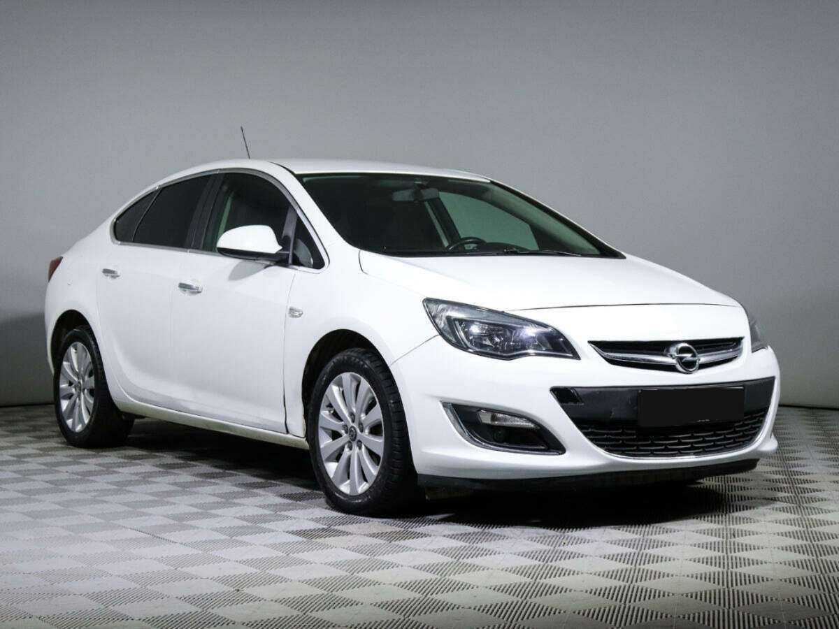 Opel Astra с пробегом — 2013 год. Фото: #2