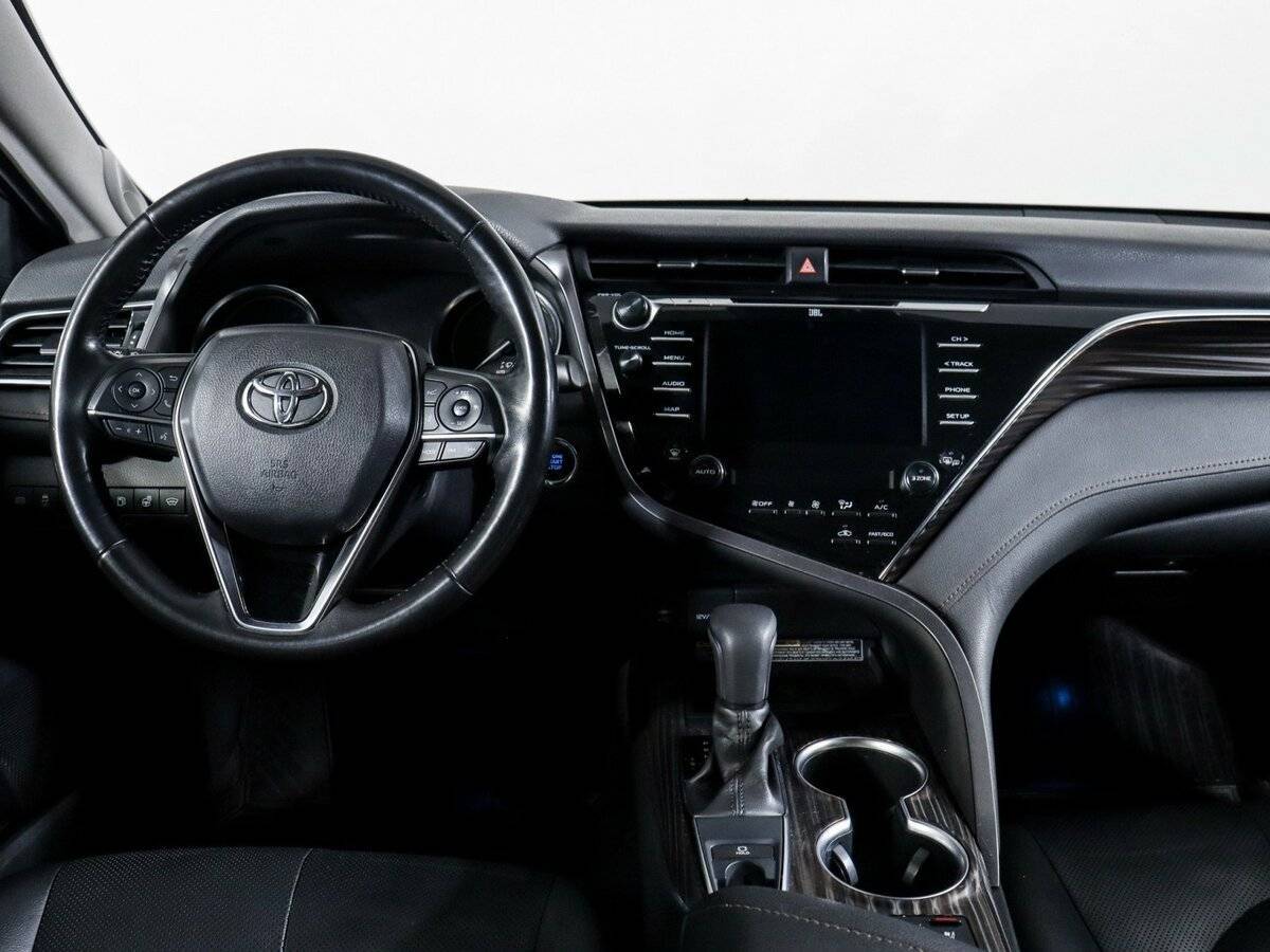 Toyota Camry с пробегом — 2018 год. Фото: #11