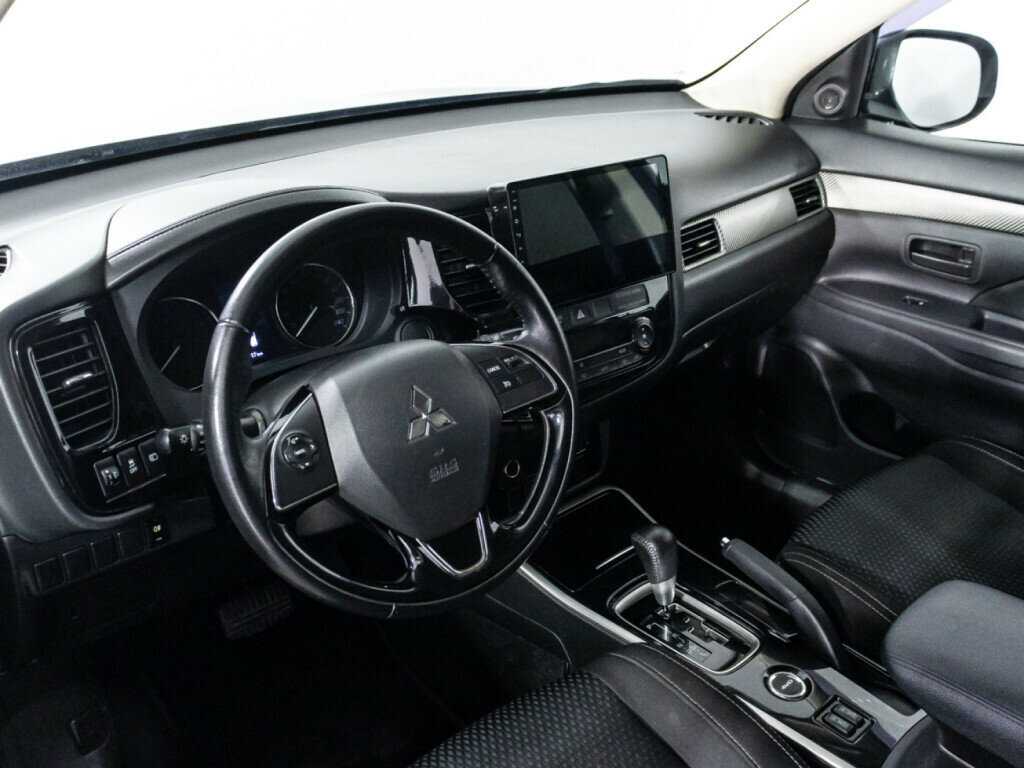 Mitsubishi Outlander с пробегом — 2017 год. Фото: #10