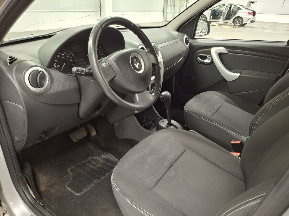 Renault Sandero с пробегом — 2013 год. Фото: #15