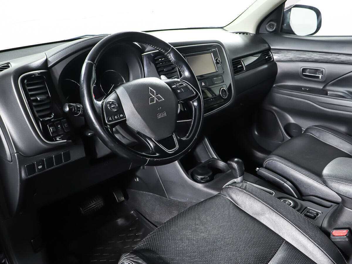 Mitsubishi Outlander с пробегом — 2015 год. Фото: #12