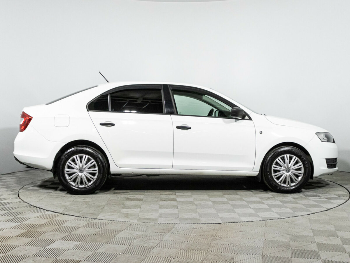 Skoda Rapid с пробегом — 2015 год. Фото: #3